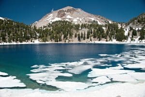 Lassen Volcanic National Park bergmeer met ijs en vulkaan