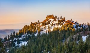 Lassen Volcanic National Park besneeuwde berg met dennenbos