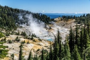 Lassen Volcanic National Park geothermisch landschap met opstijgende stoom