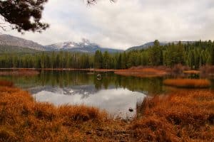 Lassen Volcanic National Park meer met herfstkleuren en reflectie