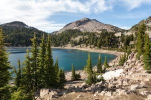 Lassen Volcanic National Park kratermeer met berg en bos