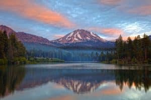 Lassen Volcanic National Park meer met bergreflectie bij avond