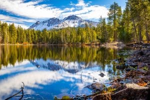 Lassen Volcanic National Park meer met bos en bergreflectie