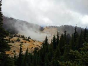 Lassen Volcanic National Park mistig geothermisch gebied met stoom