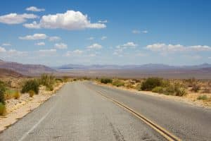 Weg door Mojave Desert met bergen Californië