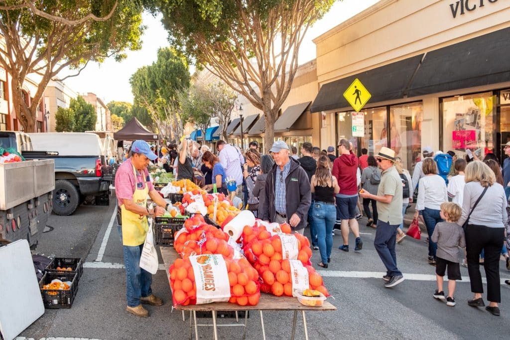 San Luis Obispo farmers market met kraampjes en bezoekers