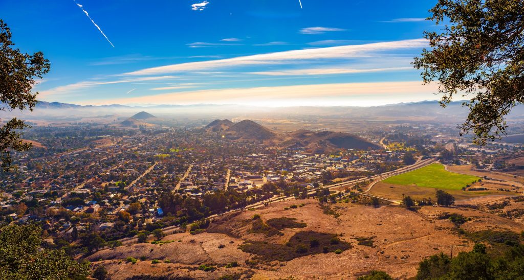 San Luis Obispo stad met bergen en droge heuvels