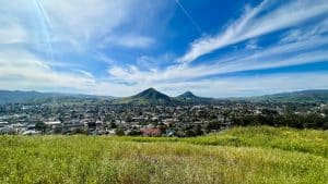 San Luis Obispo stad met heuvels en Twin Peaks