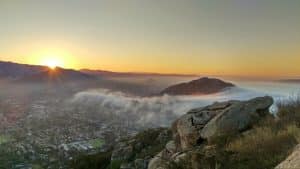 San Luis Obispo uitzicht met mist en zonsopkomst