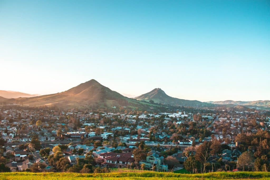 San Luis Obispo stad bij zonsondergang met heuvels