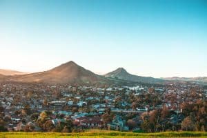 San Luis Obispo stad bij zonsondergang met heuvels