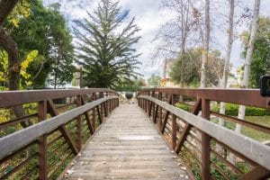 San Luis Obispo voetbrug in park met bomen