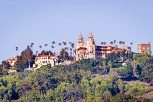 Hearst Castle op heuvel met palmbomen in San Simeon