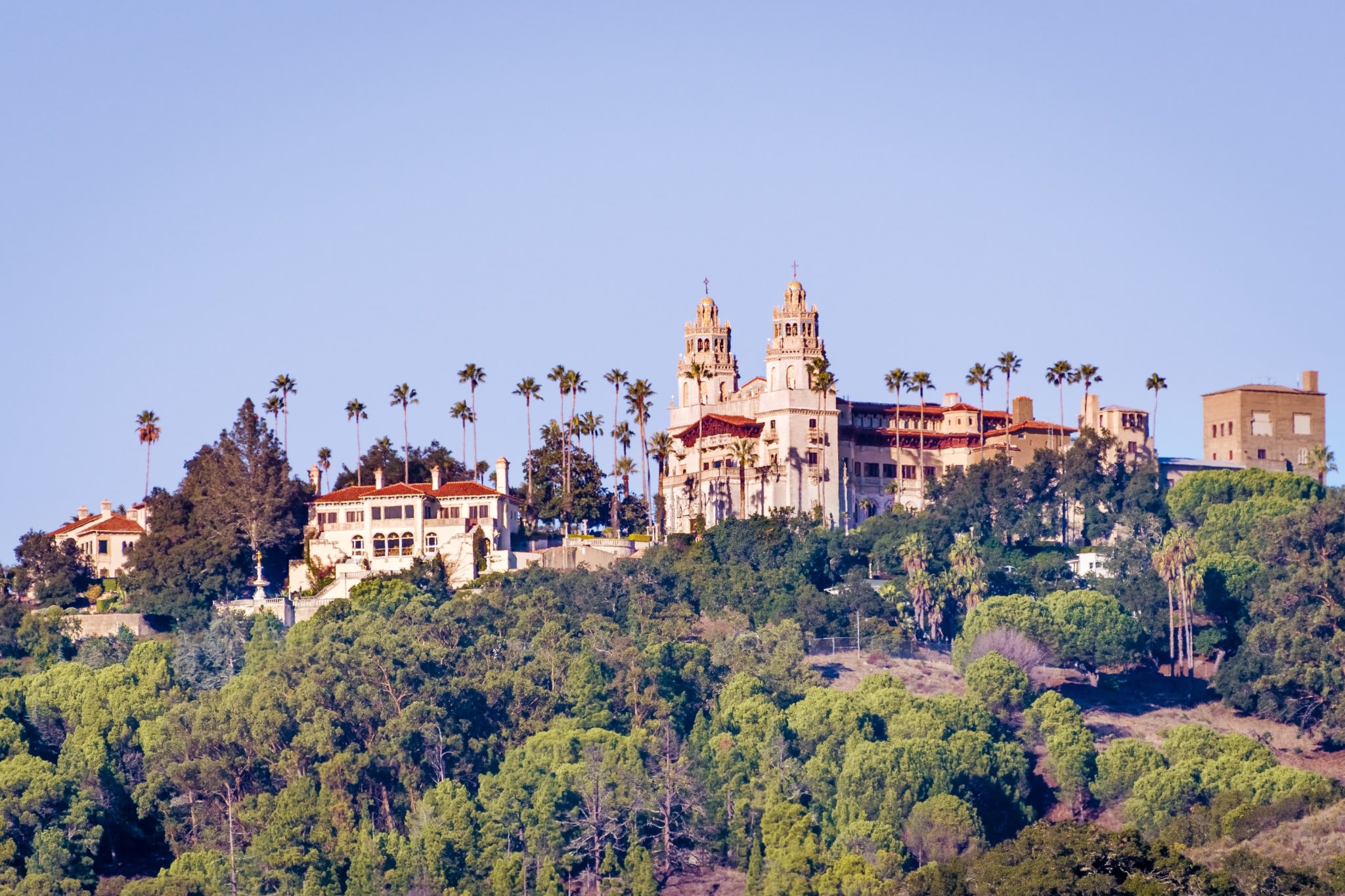 Hearst Castle op heuvel met palmbomen in San Simeon