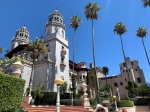Torens en tuin van Hearst Castle San Simeon