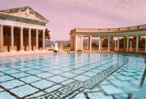 Zuilen rond Neptune Pool San Simeon