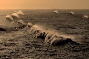 Golven op de oceaan bij San Simeon