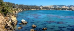 Rotsachtige kustlijn en baai bij San Simeon