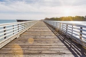 Houten pier in zee bij San Simeon