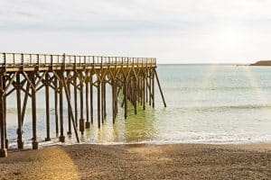 Pier en strand bij zonlicht in San Simeon