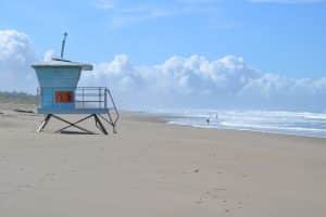 Strand met lifeguard toren in San Simeon