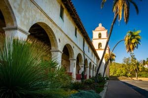 Santa Barbara missie arcades palmboom