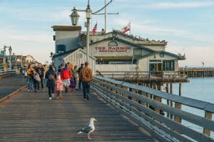 Santa Barbara pier harbor restaurant mensen