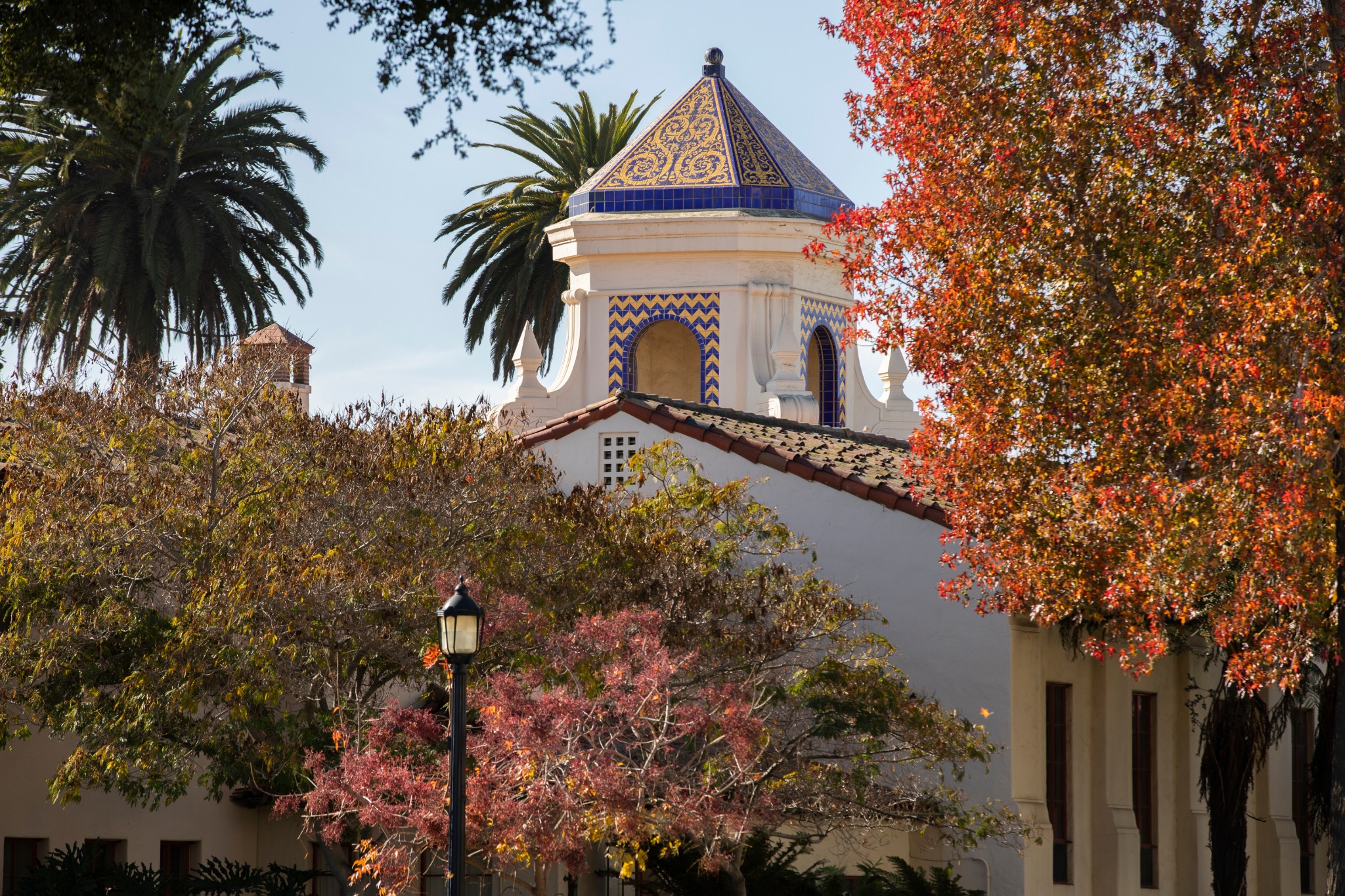 Missiegebouw met herfstbomen in Santa Maria Californië