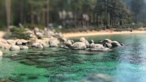 Helder water en rotsen Lake Tahoe South Lake Tahoe Californië