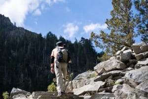 Hiker op rotsachtig pad South Lake Tahoe Californië