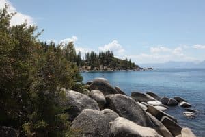 Rotsachtige oever Lake Tahoe South Lake Tahoe Californië
