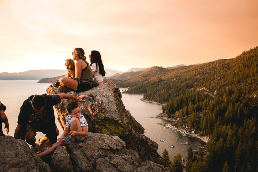 Mensen op rots bij zonsondergang South Lake Tahoe Californië