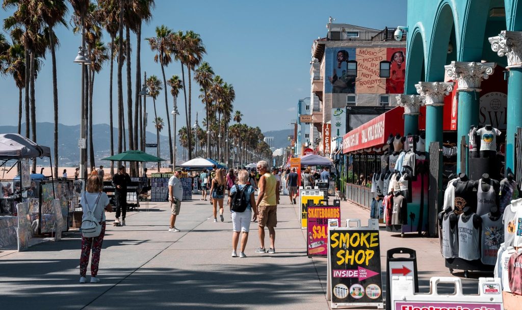 Coachella - Drukke boardwalk met winkels en palmbomen Venice Beach Los Angeles