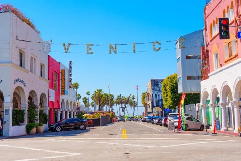 Straat met Venice bord overdag Venice Beach
