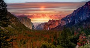 Yosemite Valley met waterval en zonsopkomst Californië