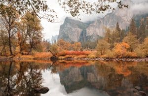 Herfstkleuren en rivier Yosemite National Park Californië