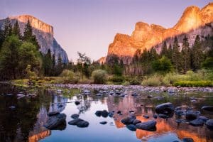 Rivier met rotsen en zonsondergang Yosemite National Park