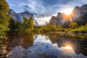 Rivier en zonlicht Yosemite Valley Californië