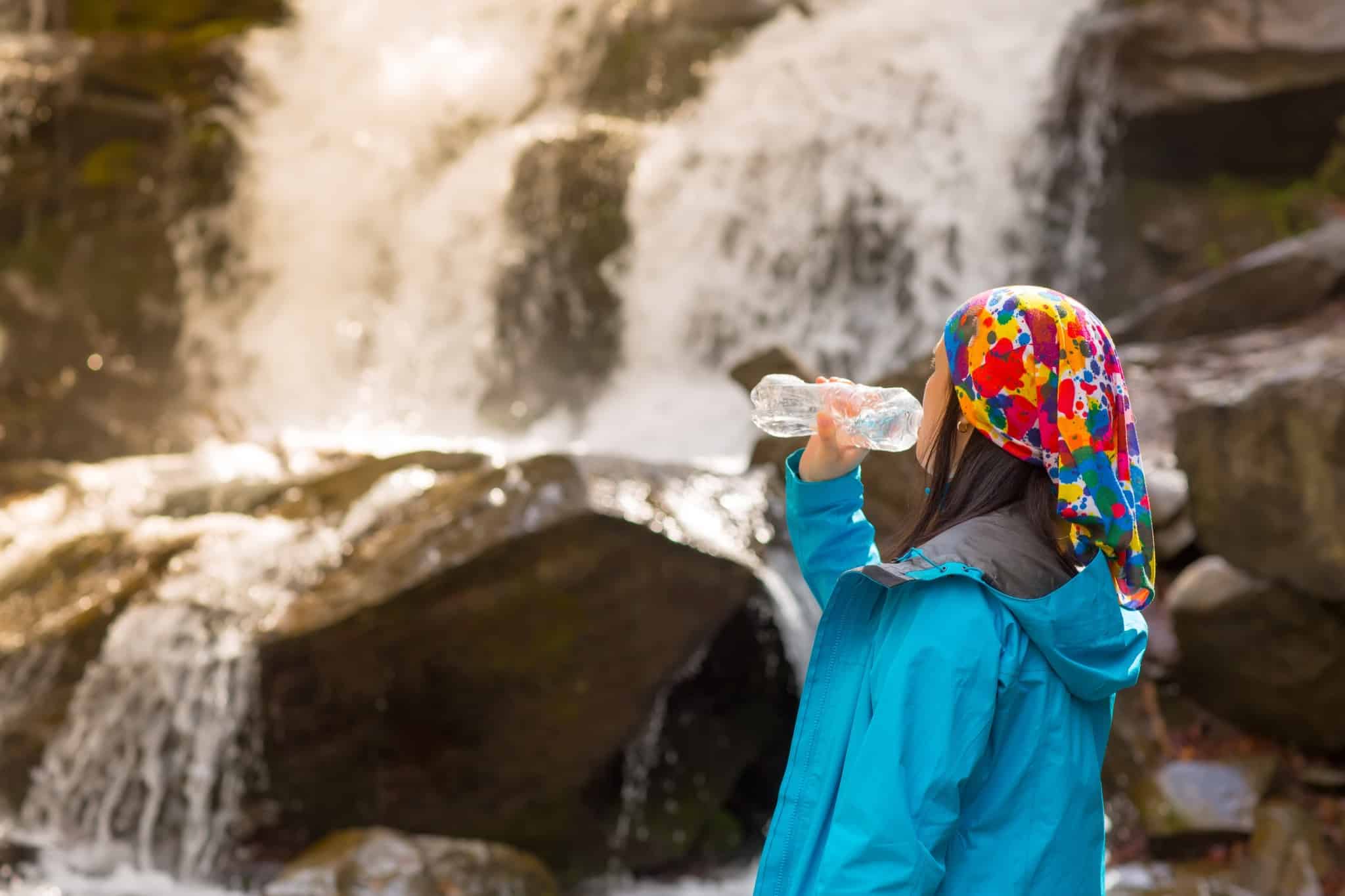 Bezoeker drinkt water bij waterval Yosemite National Park