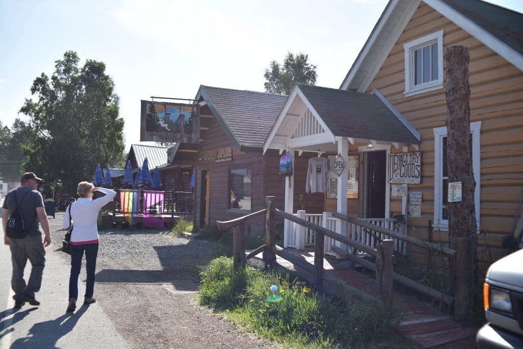 talkeetna straat met houten winkels alaska
