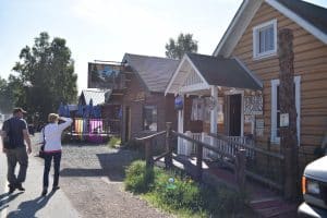 talkeetna straat met houten winkels alaska