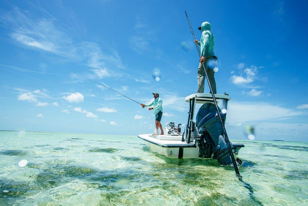 Vissers op boot in ondiep water Florida Keys