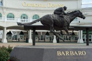 Standbeeld van Barbaro bij Churchill Downs in Louisville Kentucky