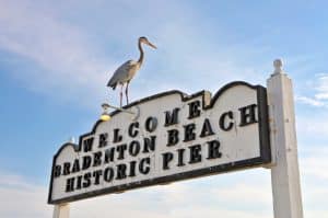 Reiger op welkomstbord bij Bradenton Beach Historic Pier in Florida