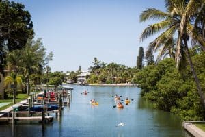 Kajakkers op waterweg bij Sanibel Island in Florida