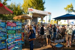 Bezoekers bij Seafood and Music Festival in Florida