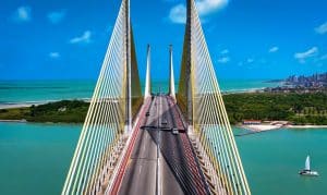 Sunshine Skyway Bridge boven zee in Florida
