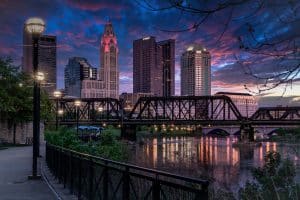 Skyline van Columbus bij zonsondergang langs de Scioto River