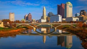 Skyline van Columbus met brug over de Scioto River
