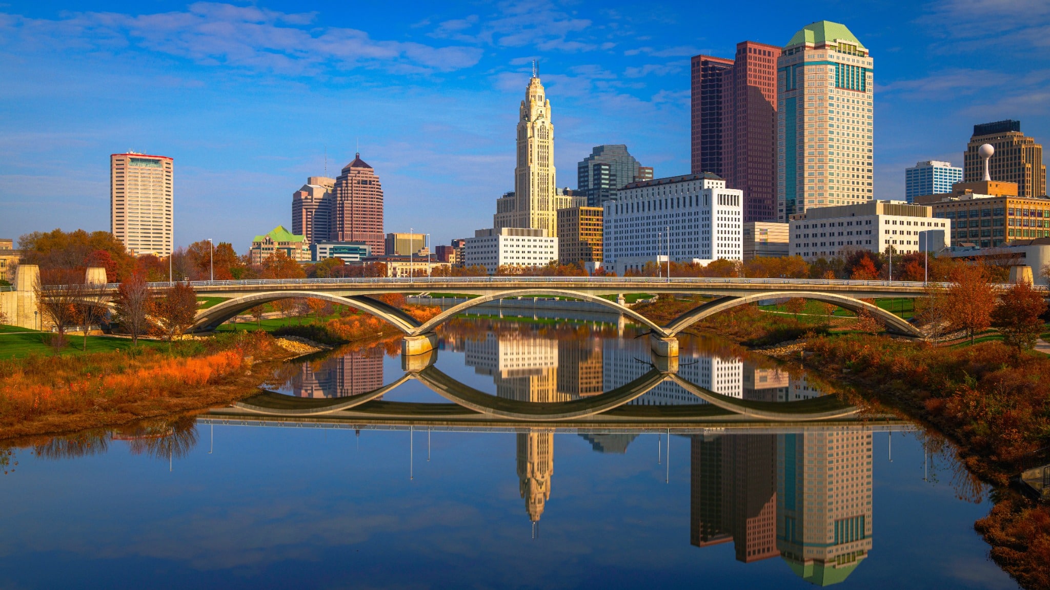 Skyline van Columbus met brug over de Scioto River